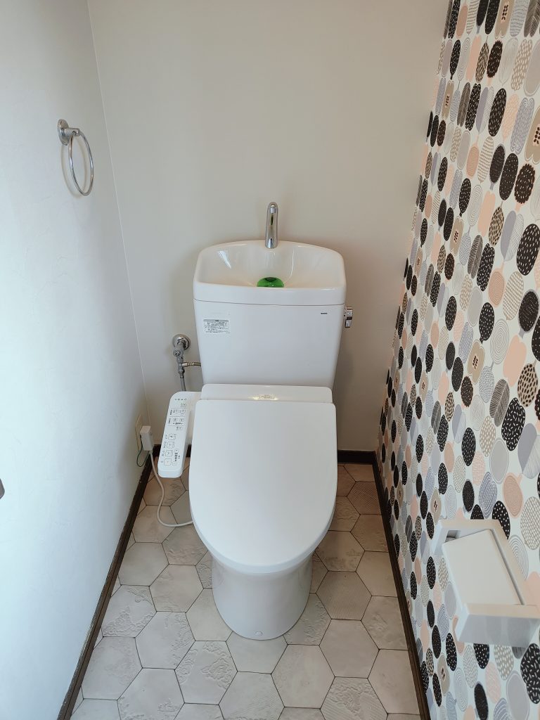 みやま市　トイレ床・壁クロス貼替工事