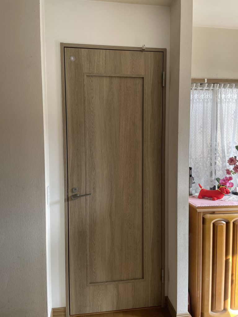 久留米市　トイレドア取替工事